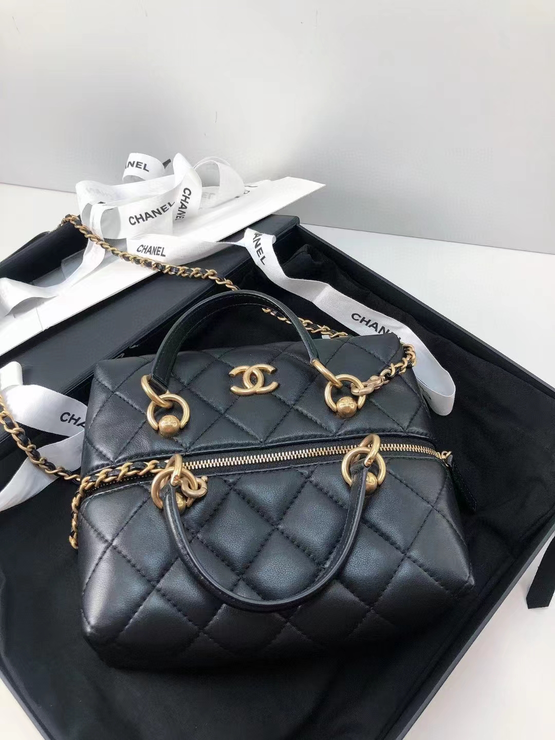 Chanel香奈儿 Chanel 芯片款23A 黑金便当盒 全❤️Chanel 23A 黑金便当盒 披萨🍕盒 芯片款 公价4+ 20x5x18附件盒子 尘袋卡片 💰好价