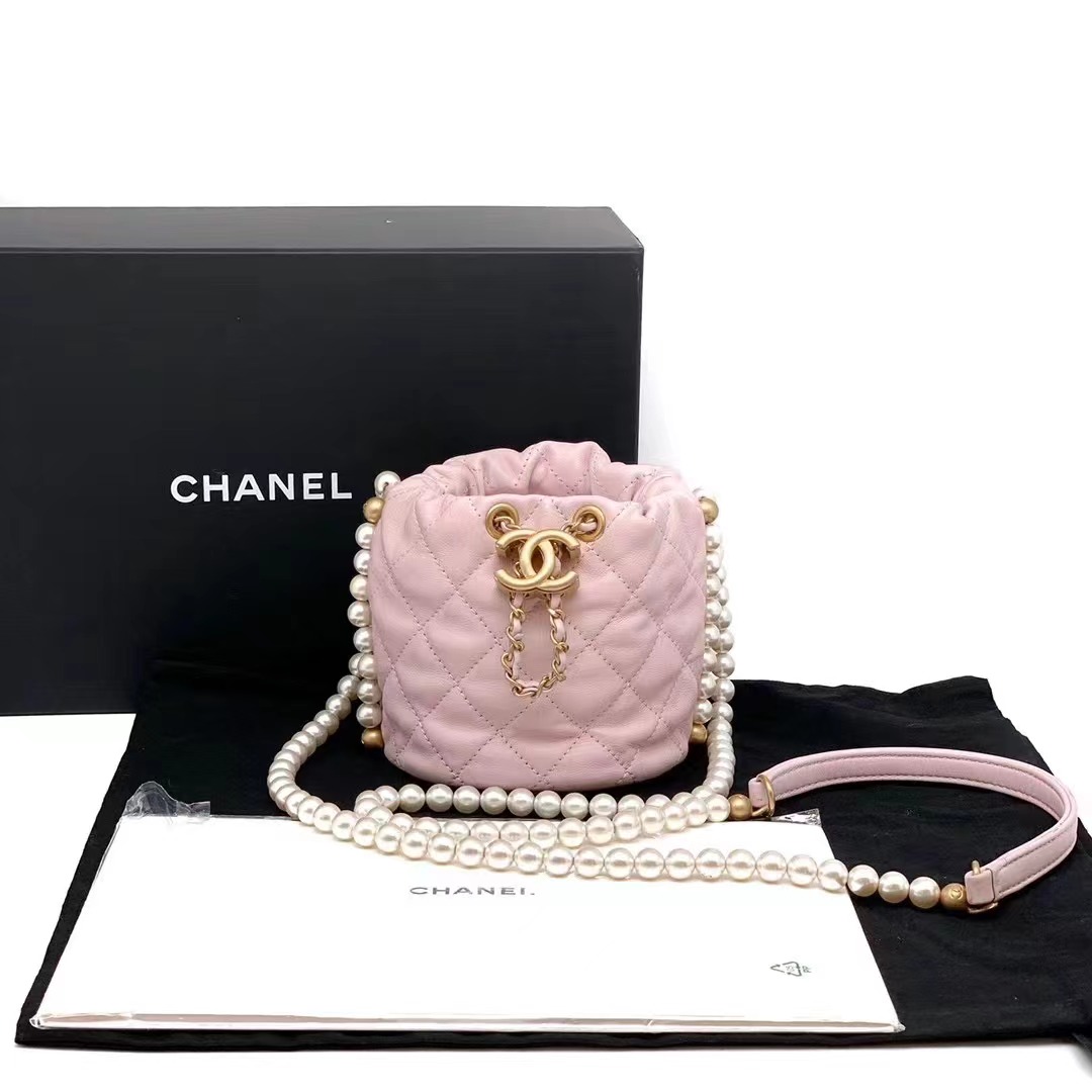 Chanel 香奈儿 粉色金扣秀款珍珠链条水桶包