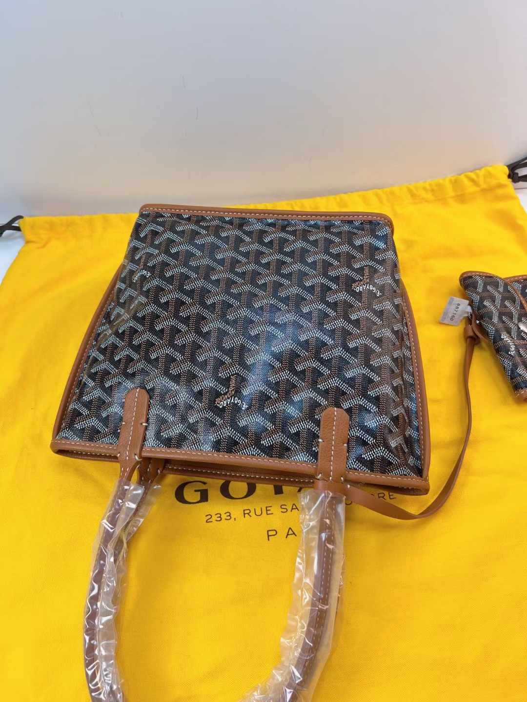 Goyard高雅德 全新棕色mini tote双面购物袋 全❤️Goyard/戈雅棕色minitote双面购物袋单肩手提包，包包自重很轻，超实用可爱，23编码 附件：尘袋、子袋 尺寸:21.5*20*10cm 超级火爆款 好价💰