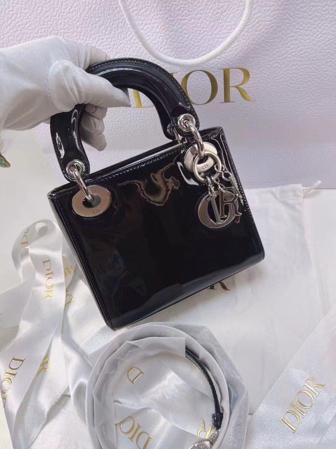 Dior迪奥 黑银漆皮三格戴妃包 保存品Dior 迷你lady 三格漆皮戴妃包 光面 银扣 可手提可肩背 肩带可调节长度 漆皮太高级了 公价近4w 太超值 15编码附件尘袋好价💰