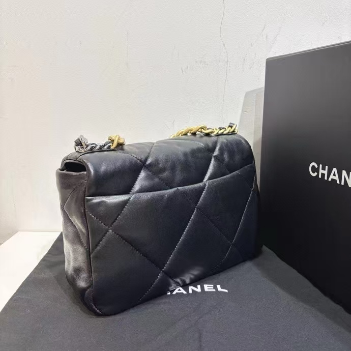 Chanel香奈儿 黑金19bag小号芯片款 Chanel 香奈儿 19Bag 小号 黑色金扣  成色：99新闲置  芯片包 配件全套 尺寸：26*16 超好看黑色金扣 省钱好价💰带走