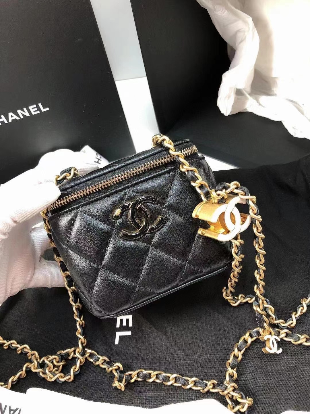 Chanel香奈儿 全新芯片款双C盒子链条包 全❤️芯片Chanel 香奈儿 
双C盒子包 链条包 手提单肩斜挎包附件盒子尘袋 好价2W出头