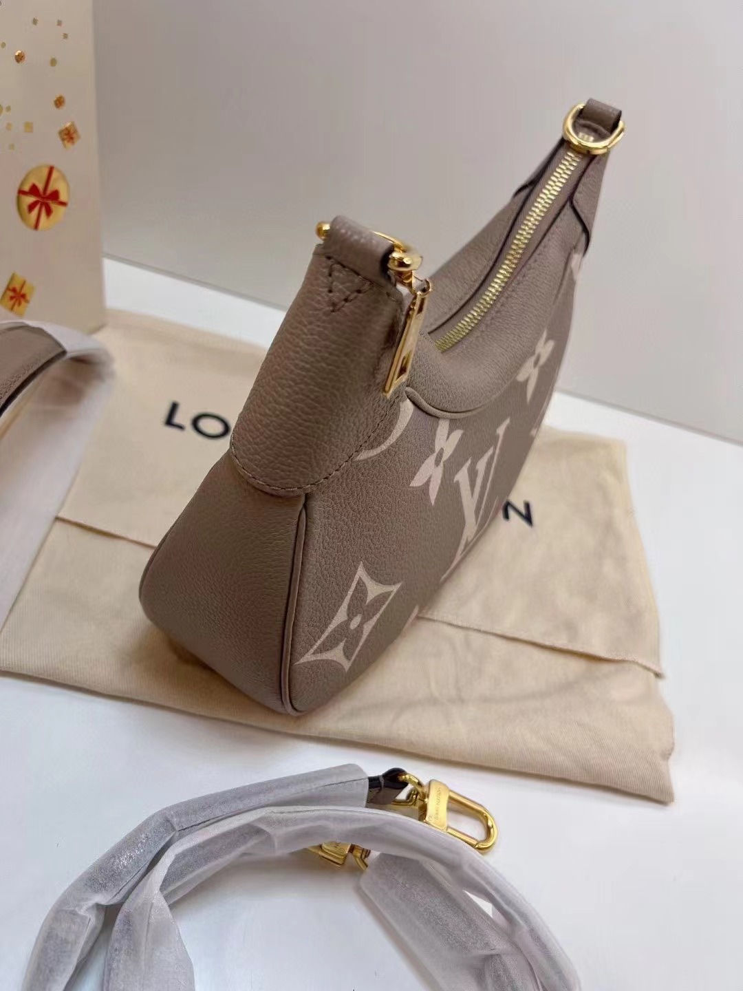 Louis Vuitton路易威登 大象灰搭配奶白色腋下包 全❤️芯片路易威登/Louis Vuitton bagatelle 腋下包 芯片款 M46112 大象灰搭配奶白色 尺寸约：24*18*7cm 附件尘袋 好价1W出头💰