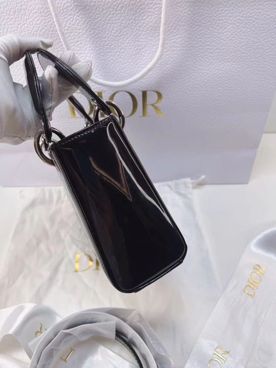 Dior迪奥 黑银漆皮三格戴妃包 保存品Dior 迷你lady 三格漆皮戴妃包 光面 银扣 可手提可肩背 肩带可调节长度 漆皮太高级了 公价近4w 太超值 15编码附件尘袋好价💰