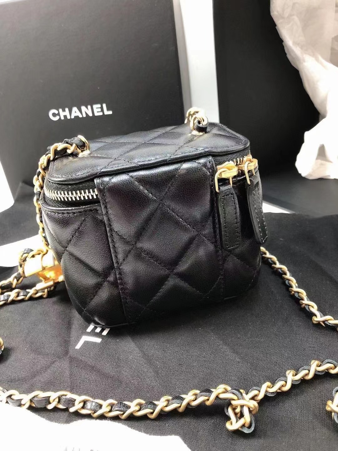 Chanel香奈儿 全新芯片款双C盒子链条包 全❤️芯片Chanel 香奈儿 
双C盒子包 链条包 手提单肩斜挎包附件盒子尘袋 好价2W出头