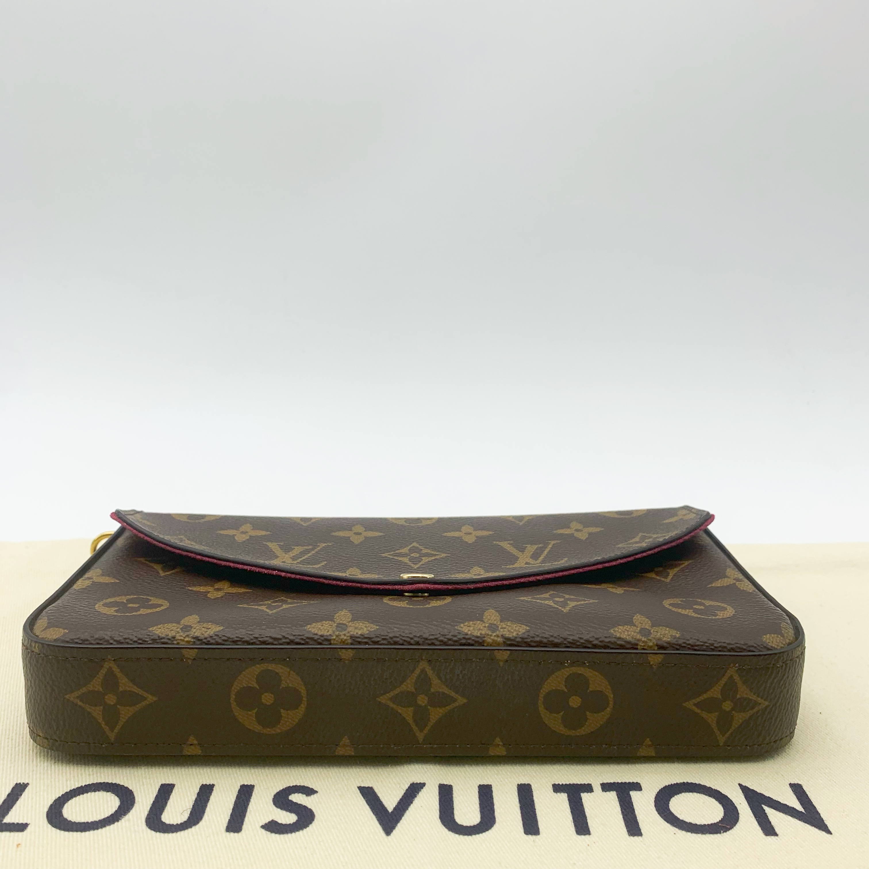 Louis Vuitton路易威登 经典老花三合一链条包 Louis Vuitton 路易威登经典老花三合一链条单肩斜挎包，经典百搭凹造型神器，子包卡包都很实用，性价比非常高，日常通勤都没问题，现货好价带走啦，尺寸：20*12cm